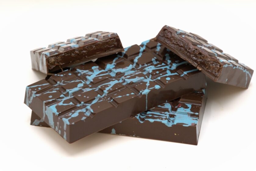 Ciocolata amaruie, cu indulcitor natural, prune si nuca coapta, 200g